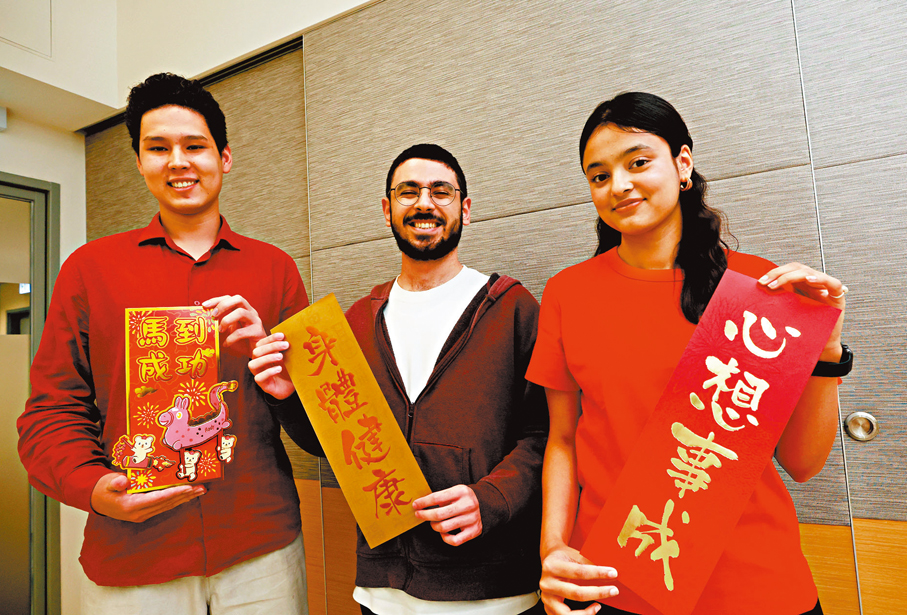 ●左起：Nurali、Bashar及Aashni為港中大非本地生，他們以母語及粵語向香港文匯報讀者拜年。 香港文匯報記者郭木又  攝