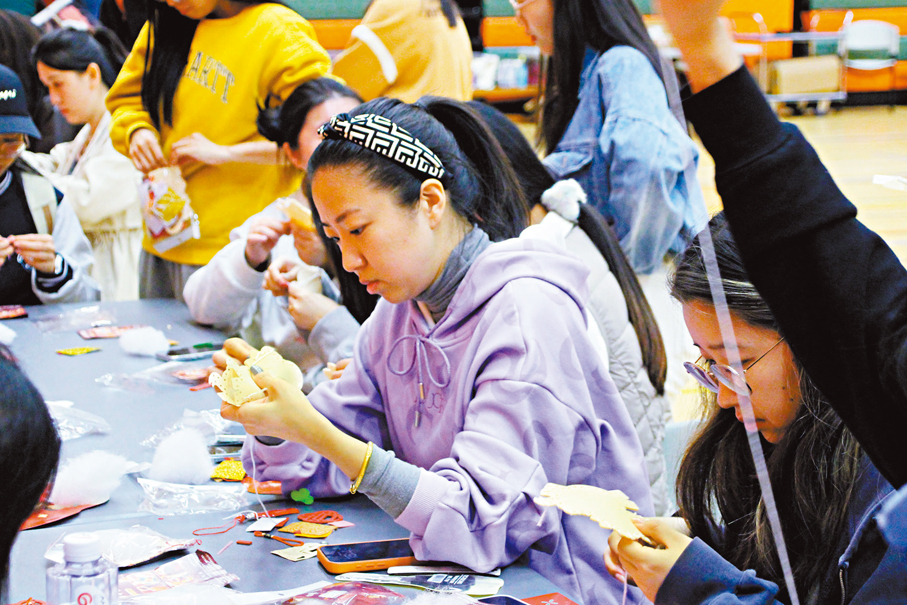 ●教大在校園舉辦的新春活動。 香港文匯報記者黃艾力 攝