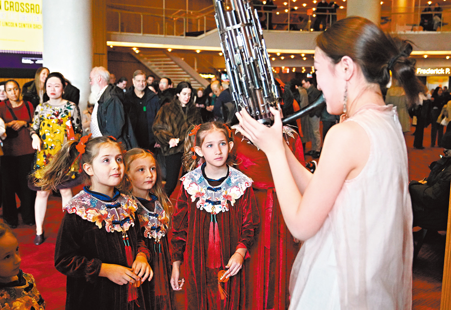 ●當地時間2月15日，在美國紐約舉行的「春之聲」中國新年音樂會的傳統樂器演示環節，小朋友們觀看中國樂器演示。   新華社