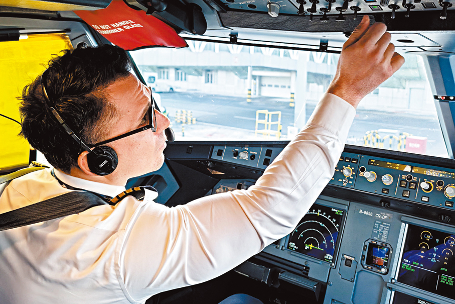 ●長龍航空的墨西哥籍機長卡洛斯作飛行前的準備。 中新社
