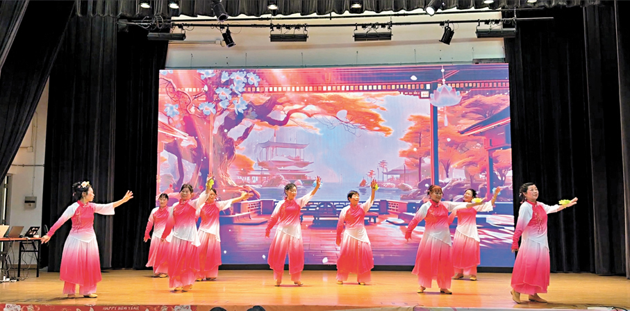 ●姊妹跟隨節拍起舞。 香港文匯報記者林泳君  攝