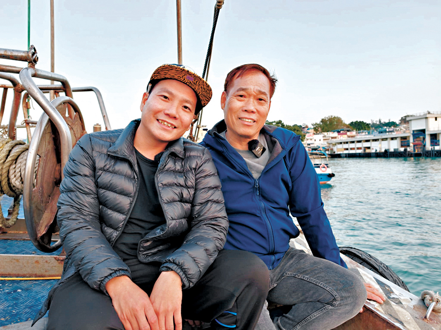 ●父親布金福（右）和兒子布英偉（左）都是漁民。 香港文匯報記者胡恬恬  攝
