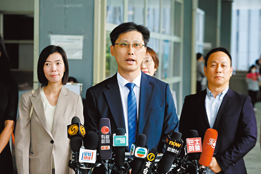 ●吳錦華（中）稱立會須旗幟鮮明地維護國家主權。 資料圖片