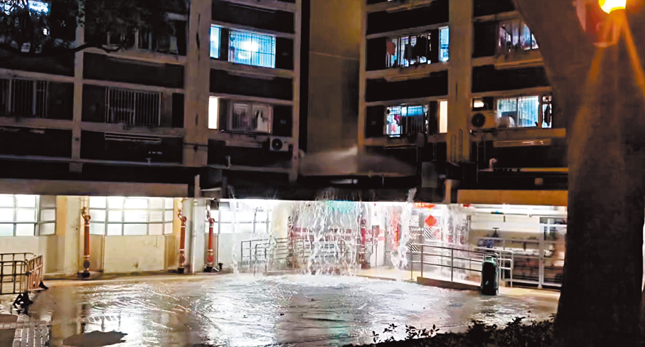 ●喜華樓簷篷有大量食水如瀑布般傾瀉而下。 網上截圖