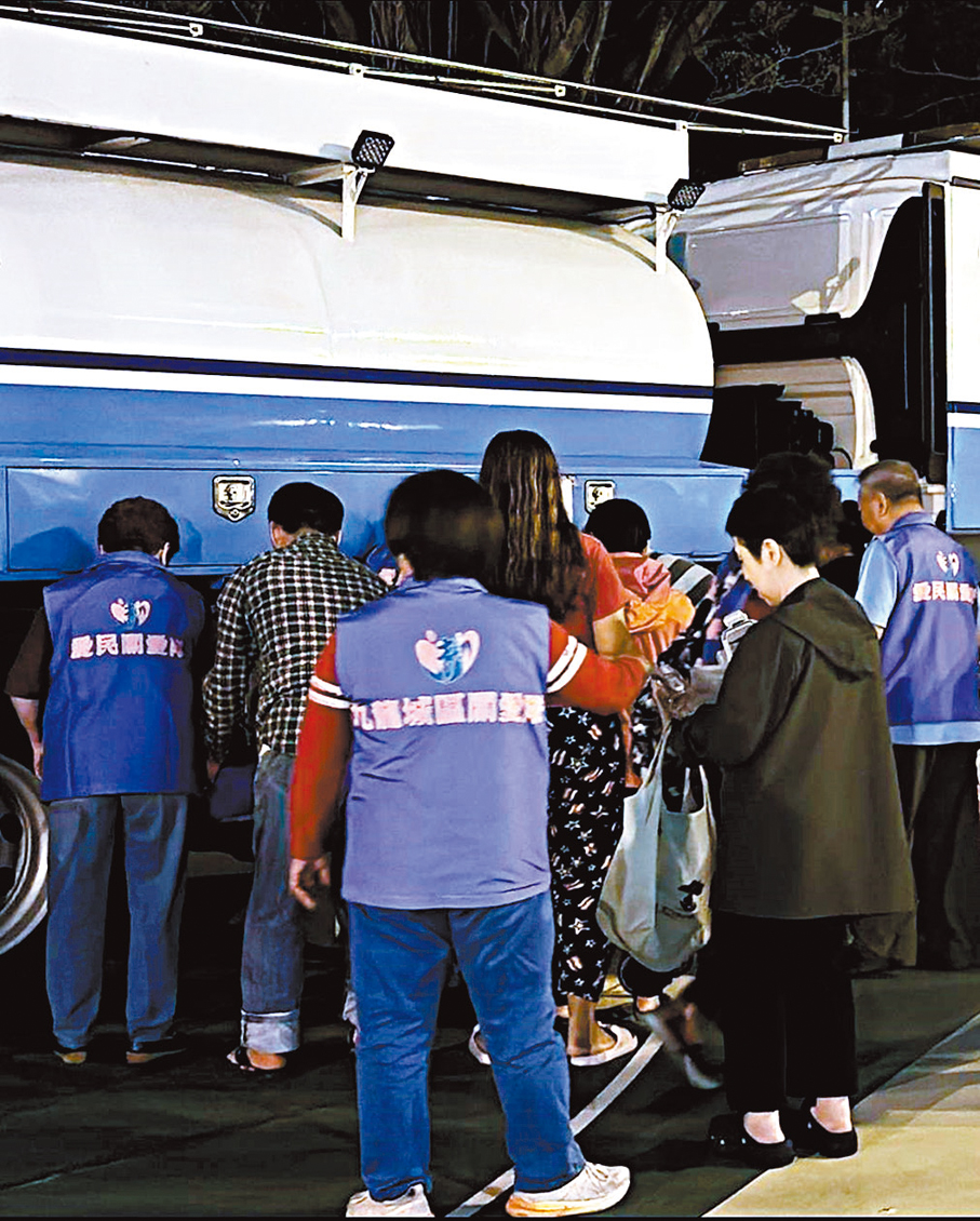 ●關愛隊人員協助受影響居民取水。 觀塘區議員李嘉恒Fb圖片