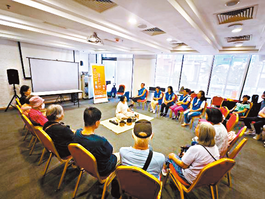 ●元龍關愛隊為居民舉辦頌缽聲療活動，提升他們的心靈健康。 作者供圖