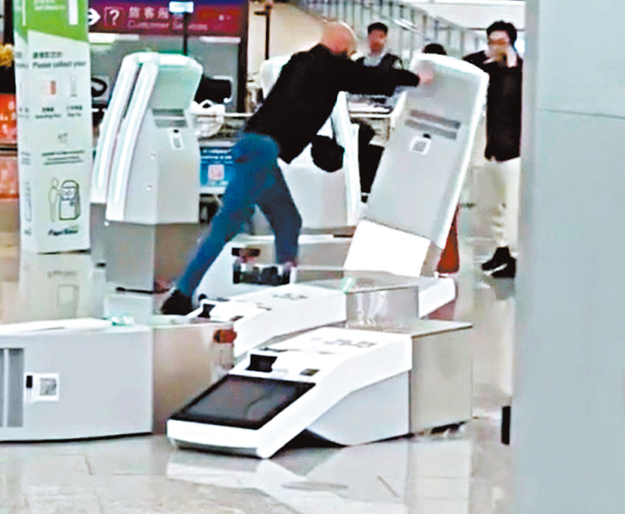 ●有網民拍下被告當日大鬧機場的片段。 網上截圖