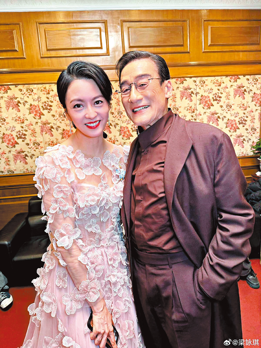 ●梁家輝與梁詠琪在後台老友共聚。  網上圖片