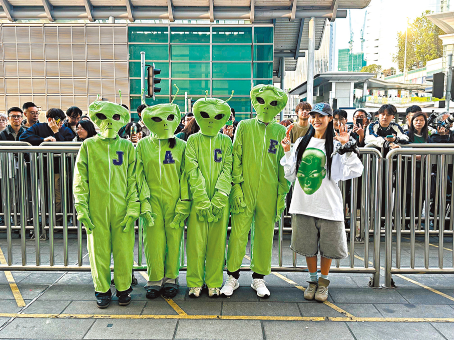 ●4名粉絲打扮成綠色外星人。  香港文匯報記者子棠 攝