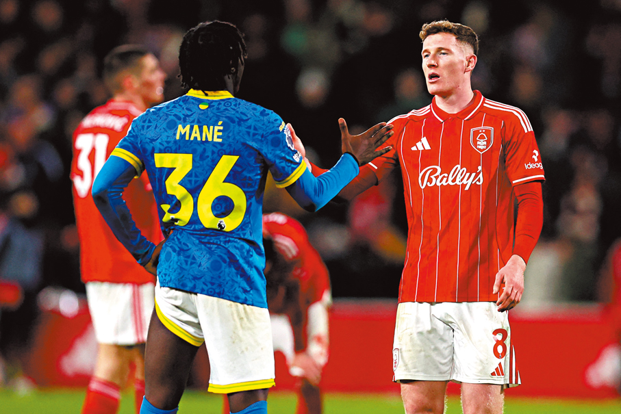 ●森林陣容不整，幸好中場艾利洛安達臣（右）趕及復出。 資料圖片