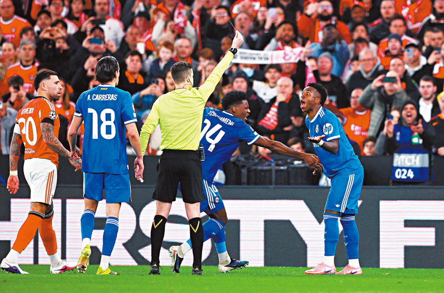 ●雲尼斯奧斯祖利亞入球後向球證投訴，遭出示黃牌。 路透社