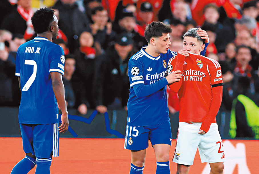 ●比列斯甸安尼（右）以球衣掩口，涉嫌向雲尼斯奧斯作出種族歧視言論。 法新社