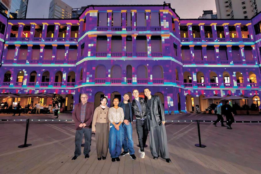 ●（從左至右）創意及技術夥伴The Electric Canvas投影設計師Peter Milne、大館表演藝術主管及執行監製葉健鈴、主創團隊 The Collective：項目總監林敏兒、技術總監 Andy  Stokes、美術總監Frédéric Bussière及音樂總監劉曉江。