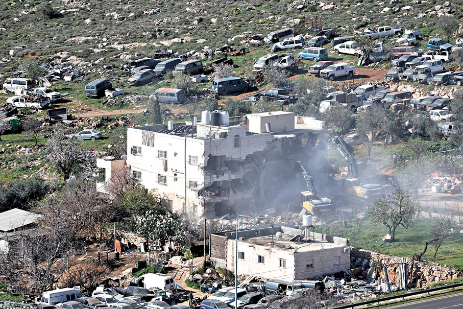●在約旦河西岸希伯倫附近，一座巴人建築正被拆除。 路透社