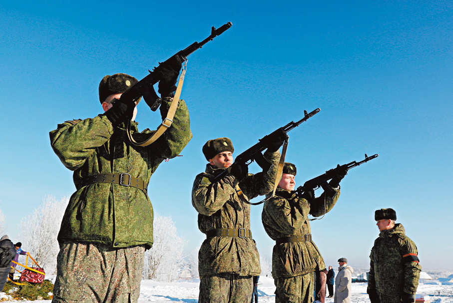 ●俄軍在列寧格勒州奧爾日齊村舉行陣亡軍人紀念儀式。 路透社