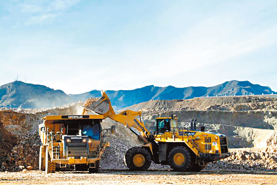 ●在美國加州的MP Materials稀土礦，操作員將礦石裝入卡車。  路透社