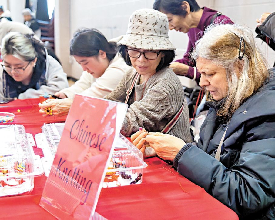 ●民眾在多倫多文化中心學習手作。  新華社