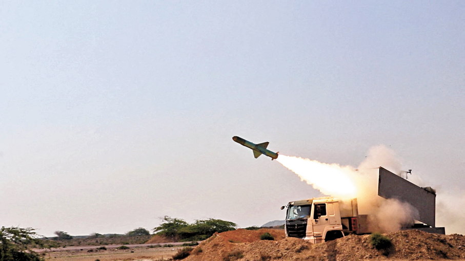 ●伊斯蘭革命衛隊在演習中發射一枚導彈。 路透社