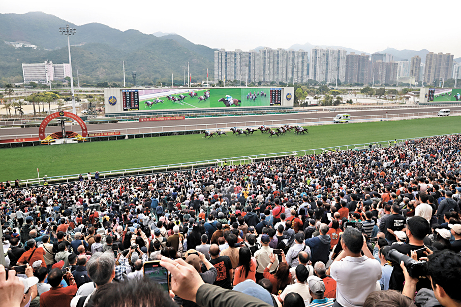 ●大年初三沙田馬場舉行「農曆新年賽馬日」，吸引近10萬人入場。 香港文匯報記者郭木又  攝