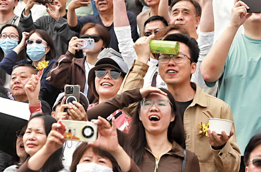 ●旅客入場感受氣氛，表現興奮。 香港文匯報記者郭木又  攝