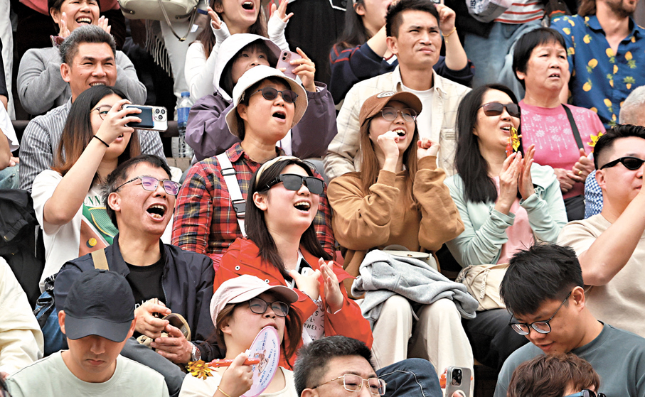 ●賀歲馬吸引逾2萬旅客入場觀賽，打破歷來賽馬日紀錄。 香港文匯報記者郭木又  攝