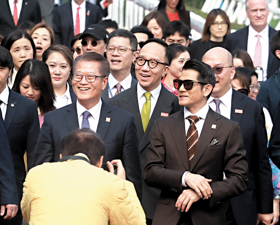 ●財政司司長陳茂波（左）及賽馬會「馬年大使」郭富城（右）。 香港文匯報記者郭木又  攝