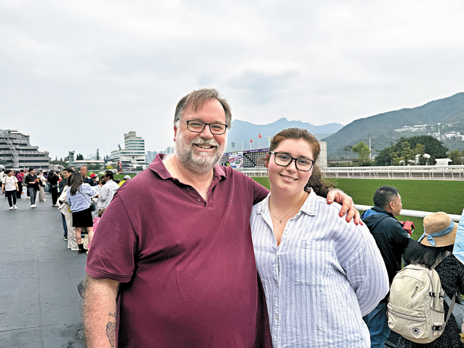 香港土生土長的Emily Parry（圖右）、Emily Parry的父親Dominic Parry（圖左）