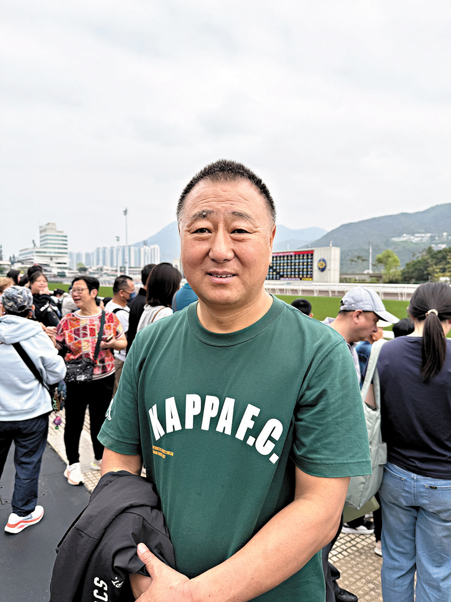 從吉林來港陪女兒過年的何先生