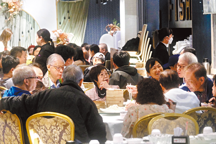 ●油麻地一家酒樓昨午有不少顧客光顧，店長指營業額較平日增加兩三成。香港文匯報記者涂穴  攝