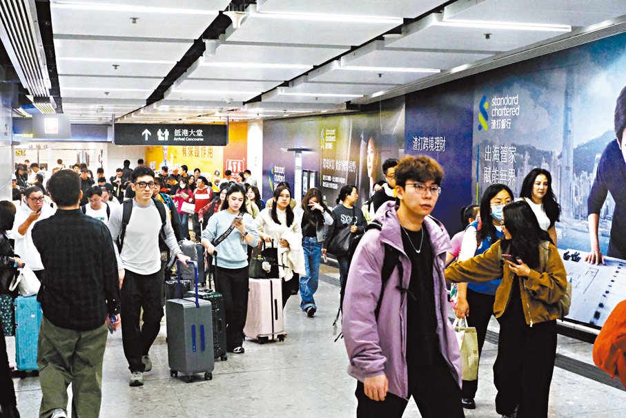 ●昨日是本港新春假期最後一天，不少北上度歲的市民趕乘高鐵返港。  香港文匯報記者涂穴  攝