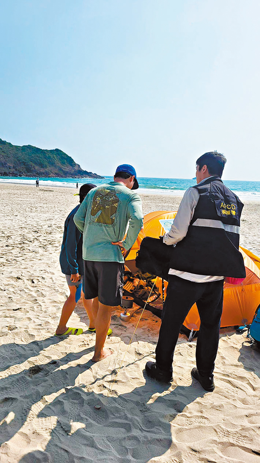 ●漁護署人員向露營人士進行宣傳教育。 漁護署Fb圖片