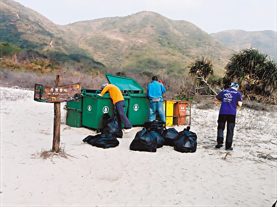 ●郊野公園人員收集及處理西灣營地垃圾。 漁護署Fb圖片