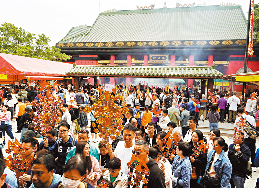 ●大年初三，不少市民按傳統到沙田車公廟祈福。 香港文匯報記者曾興偉  攝