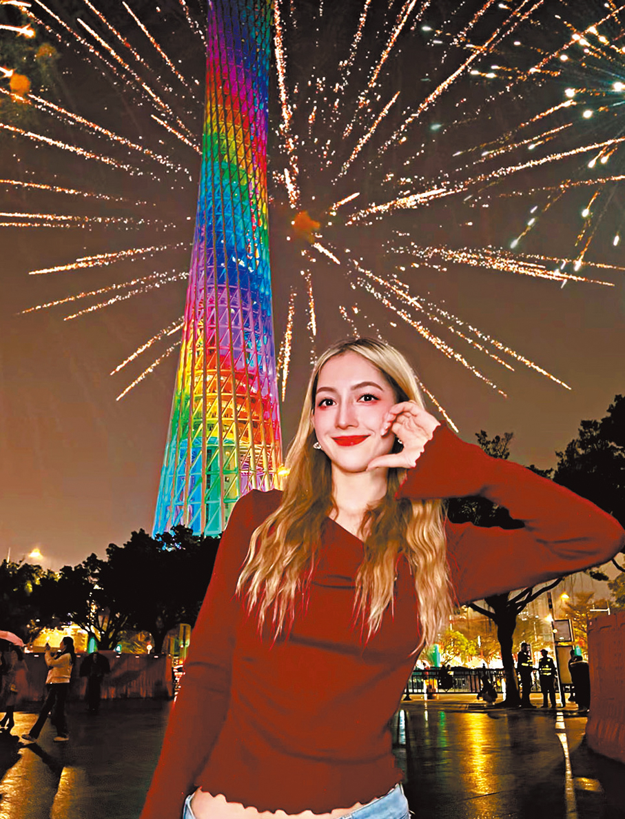 ●來自俄羅斯的旅客Berry和廣州塔合影。 香港文匯報廣州傳真