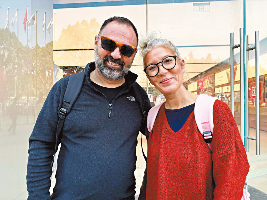 ●在廣州天河的正佳廣場，來自希臘的遊客Konstantions和伴侶在遊玩，他們是資深的「中國粉」。