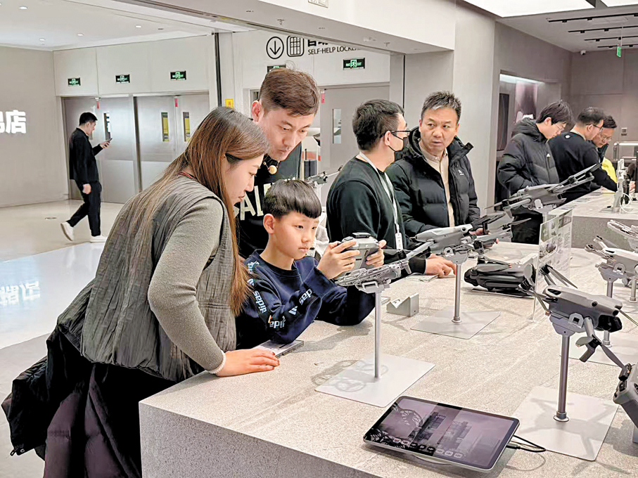●無人機產品吸引顧客查詢和體驗。