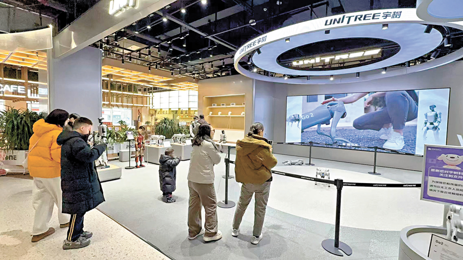 ●宇樹科技的機器人演示吸引民眾駐足觀看。