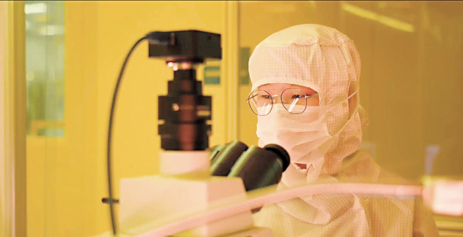 ●芯粵能員工穿着無塵服在專注工作。 香港文匯報廣州傳真