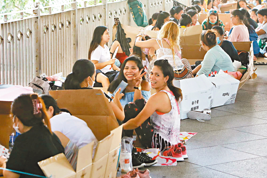 ●特區政府擬修改《僱員再培訓條例》，包括將接受僱員再培訓局服務的「合資格僱員」定義擴展至外傭及來港專才，以提升本地生產力。圖為在港外傭趁假日外出聚會。 資料圖片