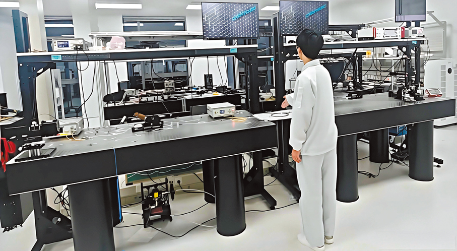 ●研究團隊成員在做實驗。  香港文匯報北京傳真