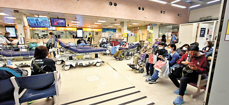 ●伊利沙伯醫院急症室昨日下午候診者只有30至40人。 香港文匯報記者鄧偉明  攝 