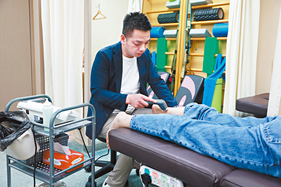 ●歐陽健認為現時指引以「病症為本」制定，而非考慮「功能性障礙」。圖為他為患者進行超聲波治療。