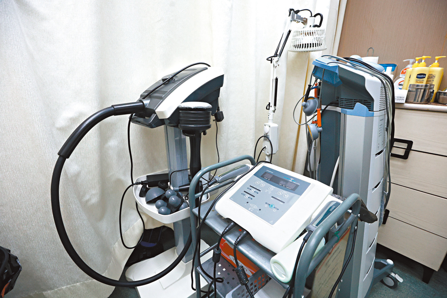 ●物理治療常用儀器，醫療按摩儀（左）、超聲波治療儀（中）、干擾波治療儀（右）。