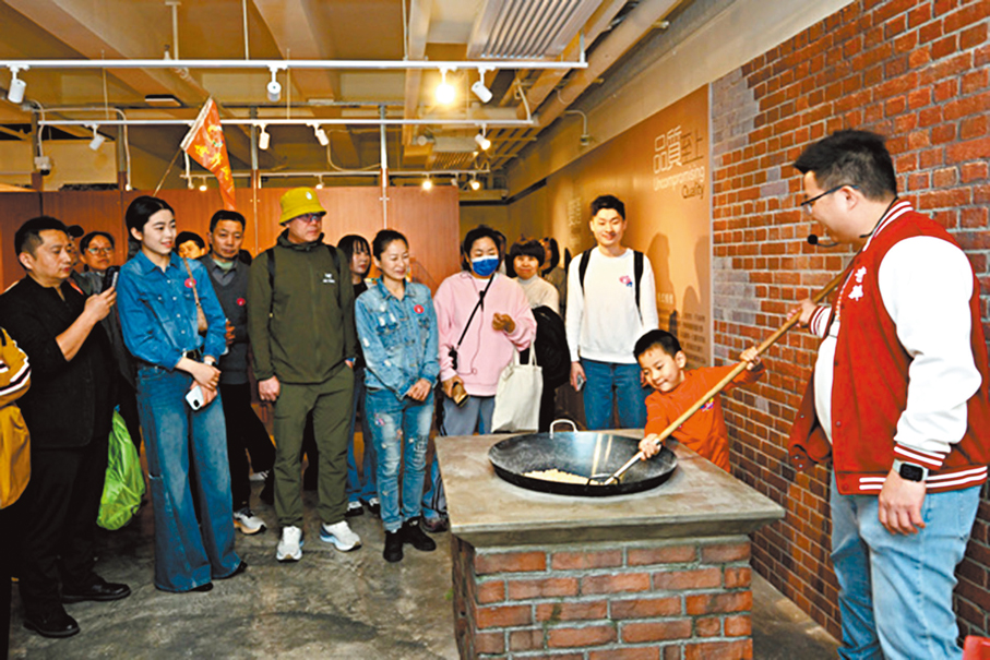 ●參加體驗活動的旅客表示，若再來港，也會參加類似活動。 資料圖片