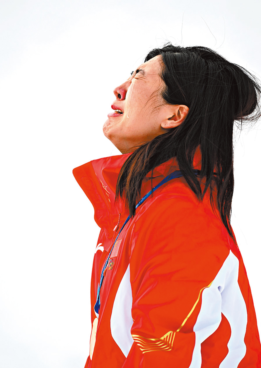 ●徐夢桃領取金牌一刻喜極而泣。 新華社