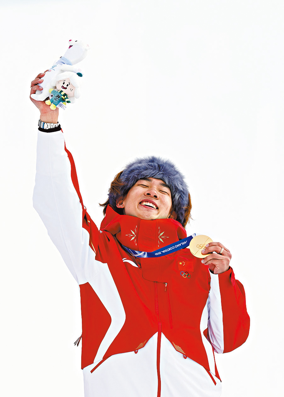 ●蘇翊鳴拿起金牌，享受苦盡甘來的成果。 新華社