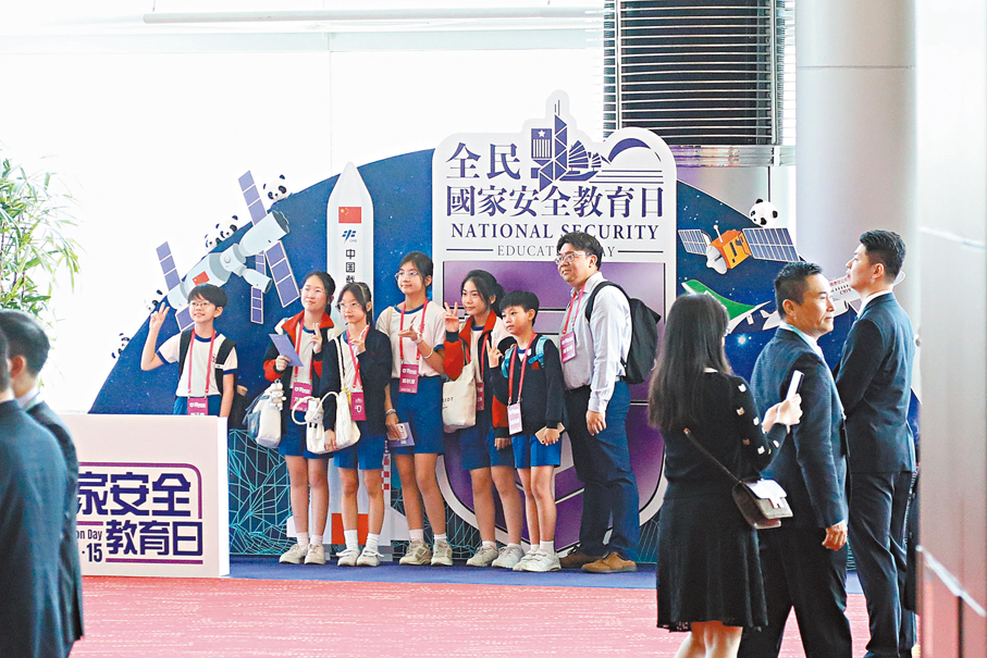 ●有立法會議員表示，未來將會在議會層面支持完善法律和政策配套，在社區和青年工作中，用貼地語言解說國家安全與個人前途、香港機遇的關係，讓「維護國安，就是保護香港、成就自己」成為香港市民的廣泛共識與自覺行動。圖為本地學生早前參與全民國家安全教育日活動。 資料圖片