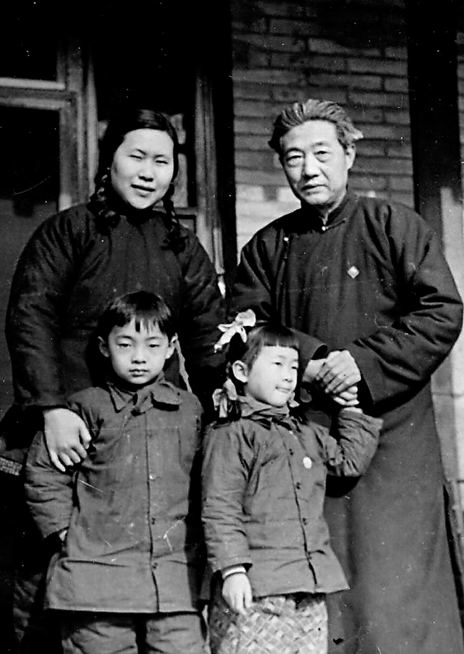 ●《奔騰的駿馬》書中有不少珍貴照片，上圖為徐悲鴻一家合照。 資料圖片