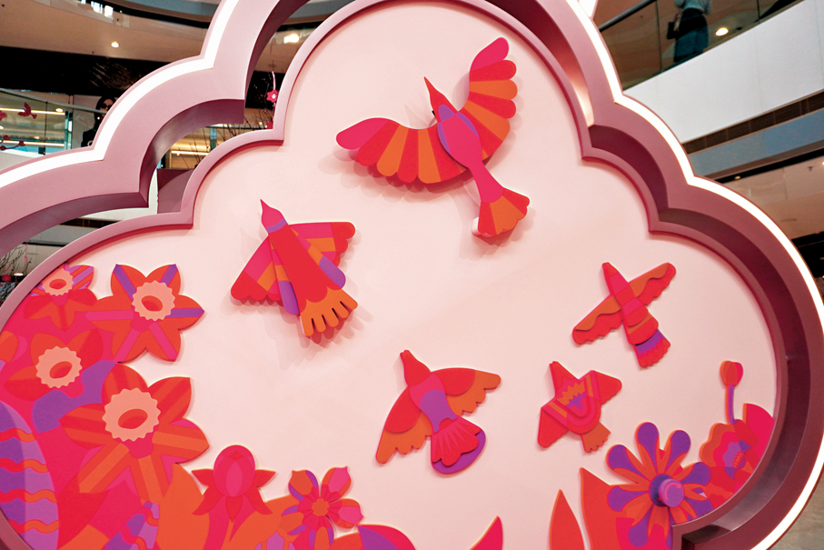 ●「福鳥接福」互動裝置將飛鳥的翱翔瞬間定格於百花之上。