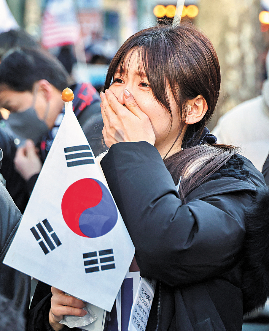 ●聚集在法院外的尹錫悅支持者，聞判後悲從中來。 路透社